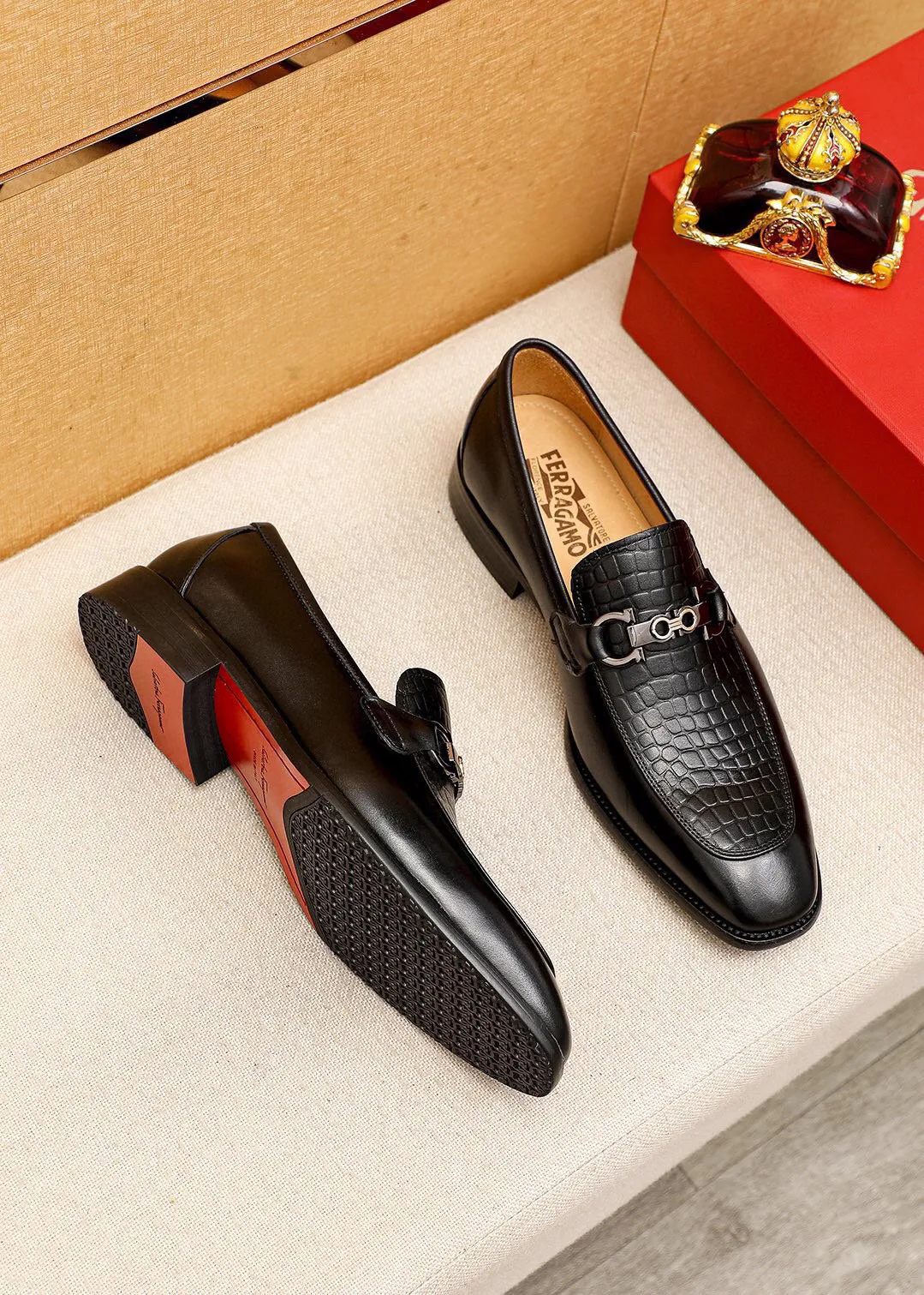 Men's shoes 💰460 💐 Product trademark: Ferragamo "Ferragamo" casual leather shoes Regular size: 38-44 (45🉑️customized) Product materials: Selected imported first-layer calfskin embossed upper + luxury hardware buckle, imported water-dyed cowhide leather lining. Strong three-dimensional visual effect, original combination outsole Color: 1⃣️color optional